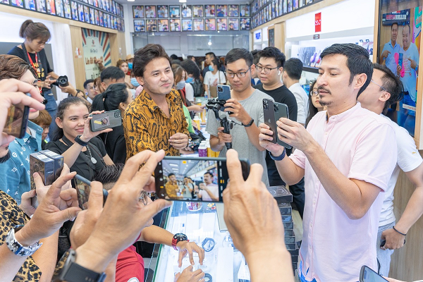 Diễn viên Huy Khánh gây chú ý khi xuất hiện tại một cửa hàng di động để tậu iPhone 12.