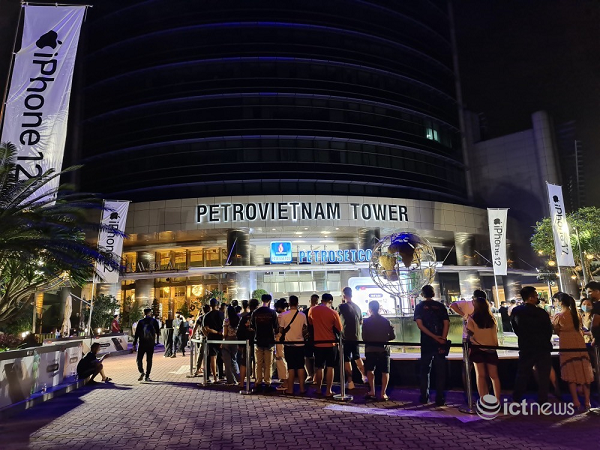 Khách hàng đã xuất hiện và xếp hàng từ chập tối tại toà nhà Petrosetco.