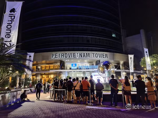 Khách hàng đã xuất hiện và xếp hàng từ chập tối tại toà nhà Petrosetco.