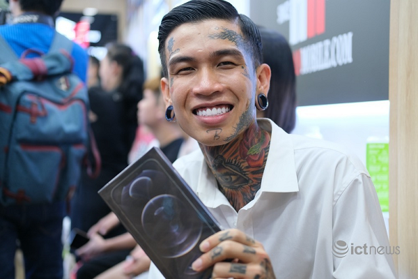 Dế Choắt không dấu nổi sự háo hức khi cầm trên tay iPhone 12.