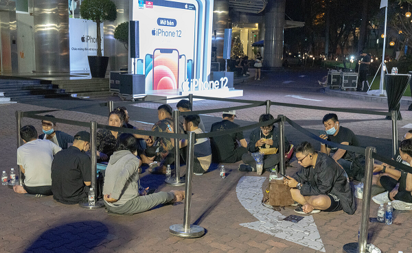 Nhiều chủ cửa hàng phân phối cho biết có thể số lượng máy sẽ không đủ để giao cho khách. Người tiêu dùng Việt chủ yếu đặt mua hai model cao cấp là 12 Pro và 12 Pro Max. Lượng đặt hàng ban đầu của 2 mẫu này vượt hơn 60% tổng 4 máy dẫn đến tình trạng tất cả đại lý đều không đủ hàng để trả.