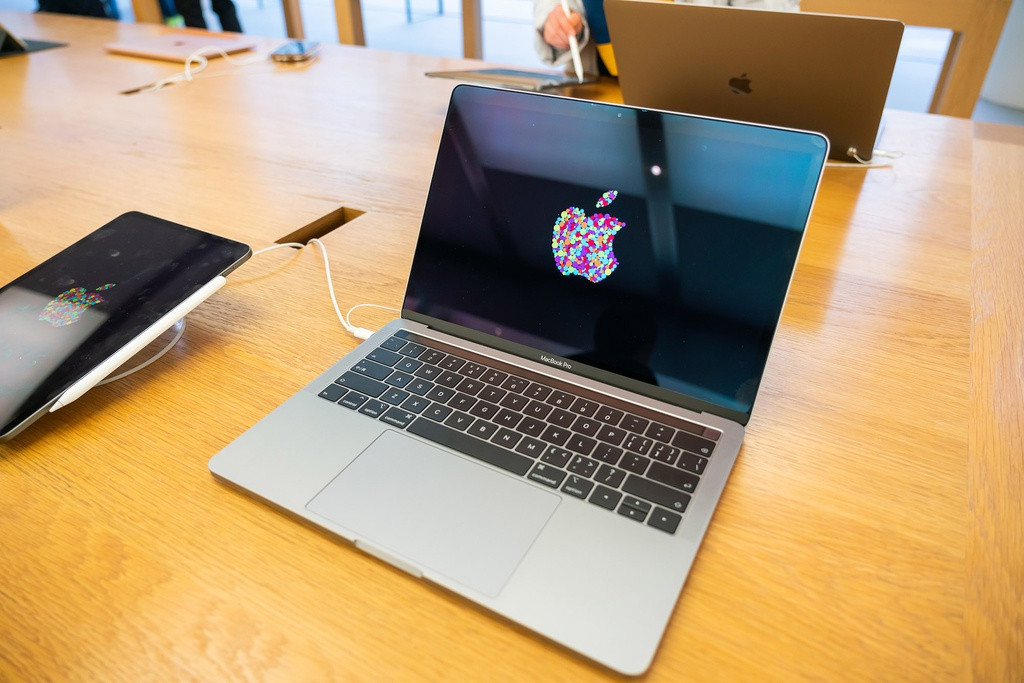 Bloomberg cho hay Apple đang đẩy mạnh dây chuyền sản xuất mẫu MacBook Air 13 inch, MacBook Pro 13 inch và 16 inch, và ít nhất sẽ giới thiệu tại sự kiện 2 mẫu 13 inch.