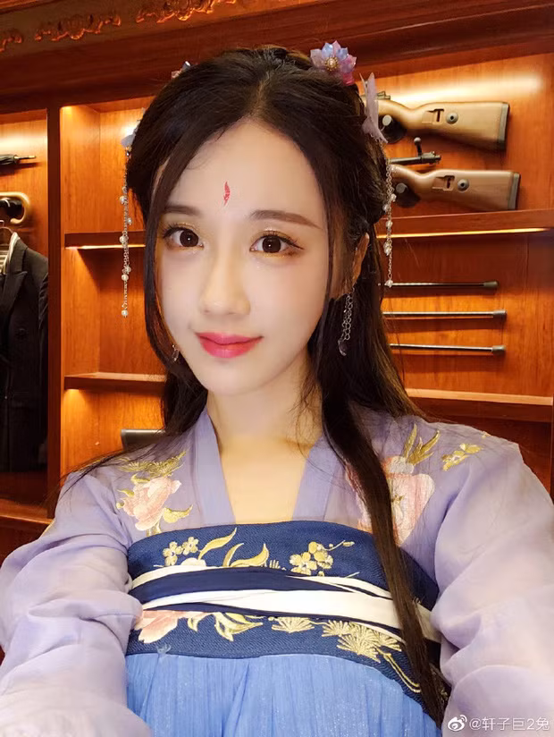 Sau đó cô nàng đành chuyển sang giao lưu với fan hâm mộ qua Weibo nhưng vẫn 'ngựa quen đường cũ' cho lối khoe thân và ăn mặc phản cảm của mình.