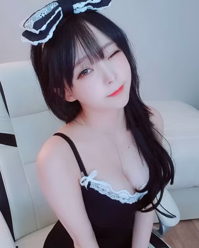 Trước đó đã có không ít streamer bị la ó và cấm sóng vì quá hở hàng trên mạng xã hội. Nữ streamer Hàn Quốc Ming Seon - ha bị "treo kênh" một ngày với lý do không thực hiện đúng các quy tắc về trang phục.