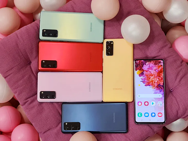 Cụm camera được thiết kế vuông và cắt kim cương tương tự như Note 20 mang đến cảm giác sang trọng nhưng không kém phần thanh lịch. Màn hình tràn viền Infinity-O cùng tấm nền Super AMOLED Full HD+ 6,5 inch dành cho điện thoại cao cấp càng làm tôn lên vẻ quý phái, phù hợp với bất kỳ người dùng nào.