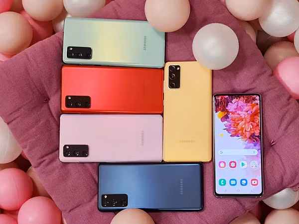 Cụm camera được thiết kế vuông và cắt kim cương tương tự như Note 20 mang đến cảm giác sang trọng nhưng không kém phần thanh lịch. Màn hình tràn viền Infinity-O cùng tấm nền Super AMOLED Full HD+ 6,5 inch dành cho điện thoại cao cấp càng làm tôn lên vẻ quý phái, phù hợp với bất kỳ người dùng nào.