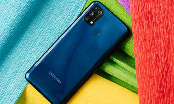 Nổi bật trên tay với thiết kế 2,5D hiện đại cùng vẻ ngoài bóng bẩy, thời thượng của Galaxy M31. Thân máy được chế tác hoàn hảo, vừa vặn, mang lại cảm giác thoải mái khi cầm nắm.