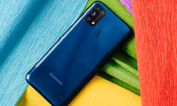 Nổi bật trên tay với thiết kế 2,5D hiện đại cùng vẻ ngoài bóng bẩy, thời thượng của Galaxy M31. Thân máy được chế tác hoàn hảo, vừa vặn, mang lại cảm giác thoải mái khi cầm nắm.