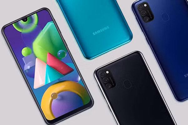 2. Galaxy M21 là chiếc máy rất được ưa chuộng của Samsung với thiết kế màn hình giọt nước Infinity-U ở phía trước, có kích thước 6.4 inch và hỗ trợ độ phân giải Full-HD+.