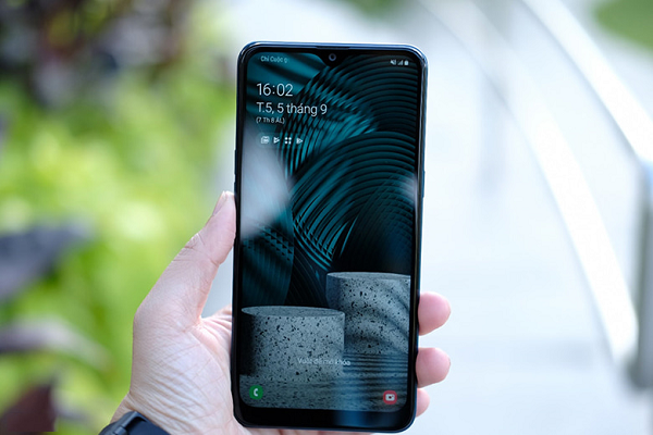 1. Galaxy A10s là phiên bản nâng cấp từ dòng A10 trước đó, lại được thừa hưởng thiết kế từ các dòng máy cao cấp của nhà Samsung, nên A10s mang nét tinh tế và rất trẻ trung với nhiều màu sắc hiện đại.