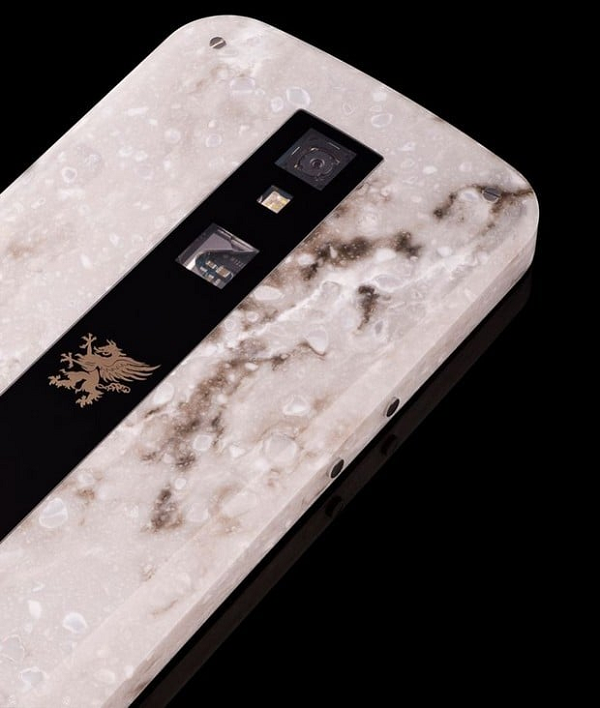 Dù khá nặng do được chế tác bởi đá cẩm thạch, nhưng các tùy chọn Burl, Cocobolo, Ebony, và Granite của Mobiado Grand Touch em lại khiến sản phẩm này toát lên vẻ đẹp vô cùng sang chảnh và độc đáo.