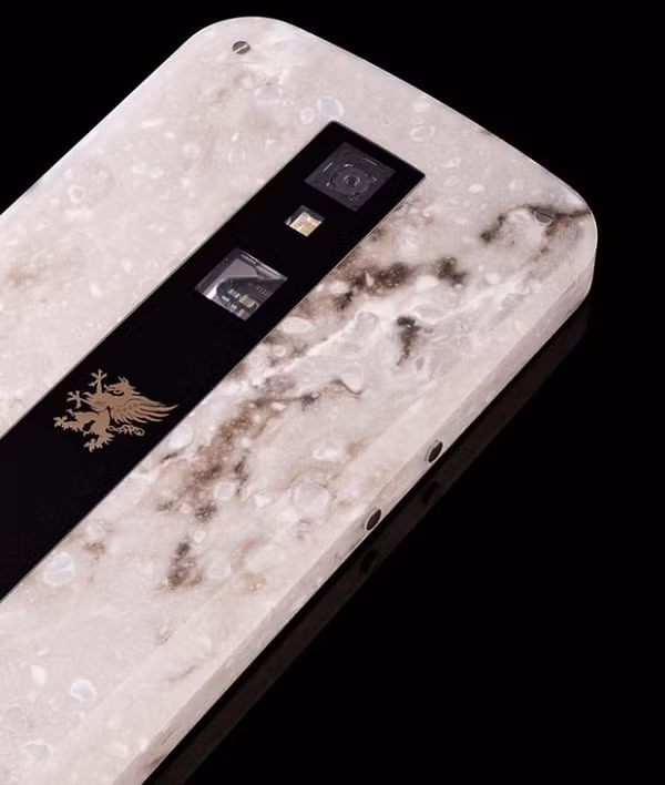 Dù khá nặng do được chế tác bởi đá cẩm thạch, nhưng các tùy chọn Burl, Cocobolo, Ebony, và Granite của Mobiado Grand Touch em lại khiến sản phẩm này toát lên vẻ đẹp vô cùng sang chảnh và độc đáo.