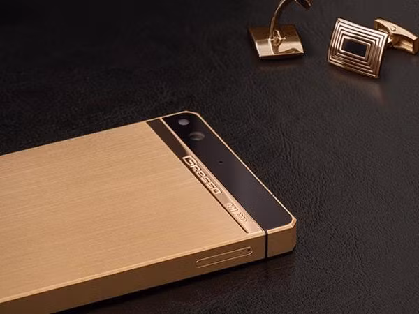 Thiết bị có màn hình 5 inch full HD, bộ xử lí lõi tứ tốc độ 1.5 Ghz, RAM 2 GB, camera sau 13 MP.