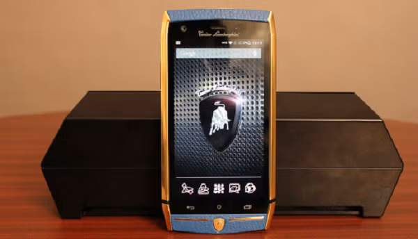 Dù cấu hình không quá ấn tượng nhưng chiếc điện thoại Tonino Tauri 88 đến từ Lamborghini có vẻ ngoại sang trọng với sự kết hợp từ hai chất liệu là da và thép.