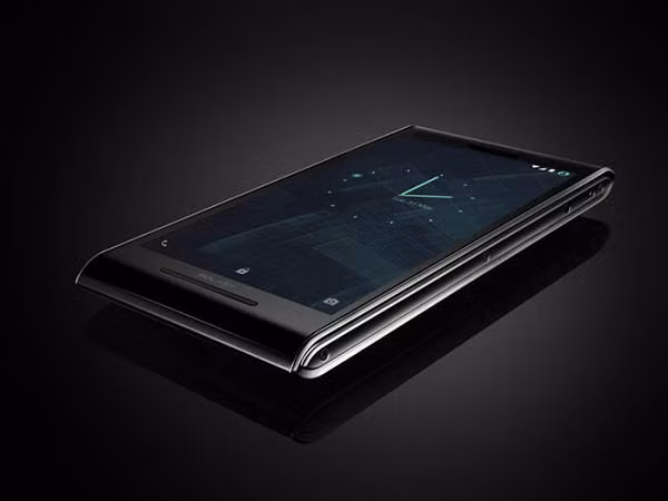 Máy có màn hình 5.5 inch, chạy Android 5.1, RAM 4 GB, bộ vi xử lí lõi tám Snapdragon 810 và viên pin 4010 mAh. Mặt sau máy được phủ lên lớp da màu trắng kết hợp với chất liệu carbon tổng hợp, đính kèm một vài viên kim cương đen đắt giá.