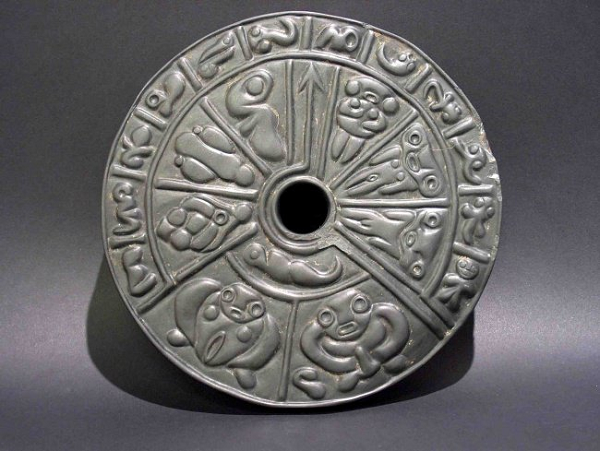 Cái tên đĩa di truyền được bắt nguồn từ việc những chiếc đĩa đặc biệt này đã mô tả hoàn hảo các đối tượng và quá trình mà trong thế giới hiện đại, chỉ có thể thực hiện được bằng kính hiển vi. Một vài giả thuyết cho rằng chúng có thể được sử dụng để mô tả thai nghén và sự phát triển của một phôi thai. Tuy nhiên, các giải thích vẫn chưa được xác nhận.