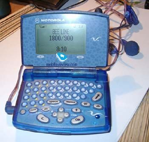 Điện thoại Motorola V100 có ngoại hình tương tự một chiếc máy tính đồ chơi. Điểm nổi bật trên thiết bị này là phần vỏ trong suốt để lộ các linh kiện bên trong nhưng với màu sắc cùng kiểu dáng khá kỳ dị.