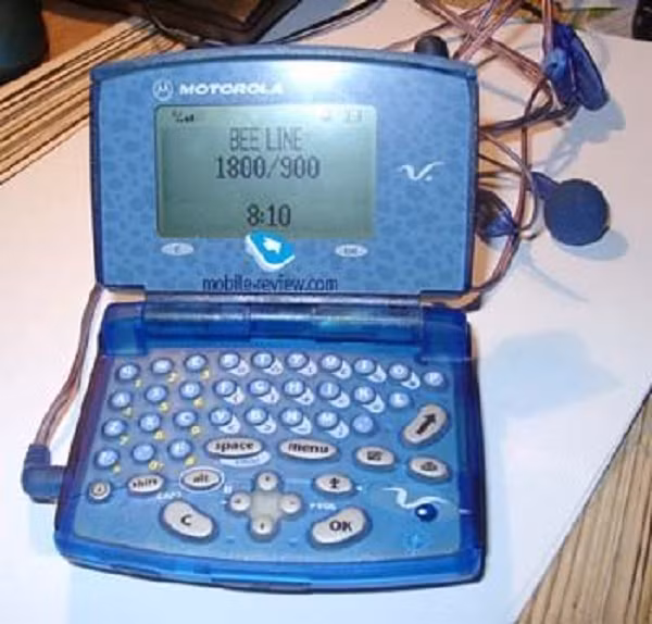 Điện thoại Motorola V100 có ngoại hình tương tự một chiếc máy tính đồ chơi. Điểm nổi bật trên thiết bị này là phần vỏ trong suốt để lộ các linh kiện bên trong nhưng với màu sắc cùng kiểu dáng khá kỳ dị.