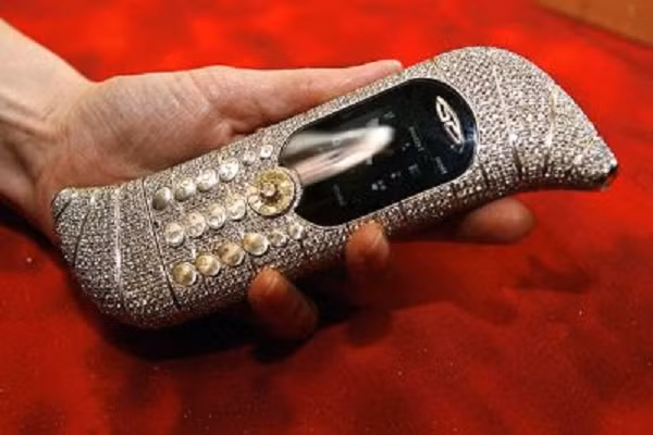 Goldvish Le Million là chiếc điện thoại đắt đỏ trị giá khoảng 1,3 triệu USD, được làm bằng vàng 18 cara và đính kèm 1.800 viên kim cương. Tuy nhiên, tổng thể thiết kế của máy trông không được bắt mắt với 2 đầu cong vát sang hai bên.