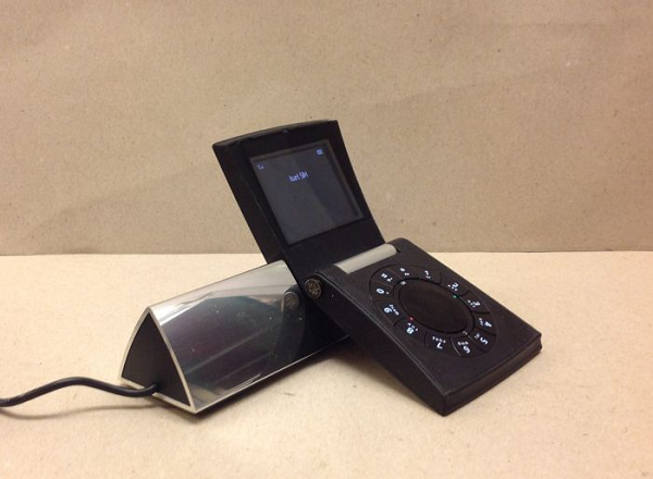 Điện thoại Bang &amp; Olufsen Serene có thiết kế vỏ sò và một động cơ tích hợp để mở và đóng điện thoại. Các tính năng như bàn phím, camera, bộ nhớ của máy cũng đều không được đánh giá cao vì gây ra nhiều bất tiện cho người dùng.