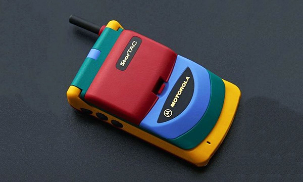 Điện thoại Motorola StarTac Rainbow có ngoại hình giống như một món đồ chơi của trẻ em nhiều màu sắc. Bên cạnh đó, chất liệu bằng nhựa cùng sự phối màu bất hợp lí khiến nó trở nên "rẻ tiền" trong mắt người dùng.
