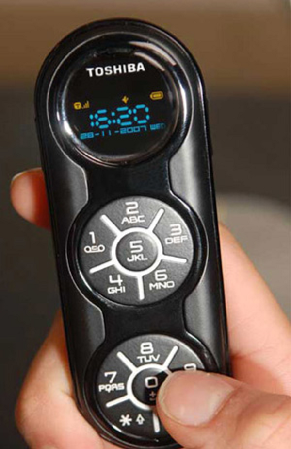 Điện thoại Toshiba G450 có thiết kế như một chiếc điều khiển từ xa với sự kết hợp của ba vòng tròn cùng một màn hình nhỏ ở trên cùng.