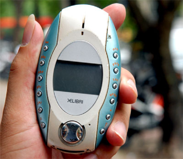 Điện thoại Siemens Xelibri 2 có ngoại hình giống như một quả trứng với phần màn hình nhỏ ở giữa cùng các phím cứng được bố trí hai bên. Thiết kế này khá độc đáo nhưng nó mang lại trải nghiệm rất tồi tệ khi sử dụng.