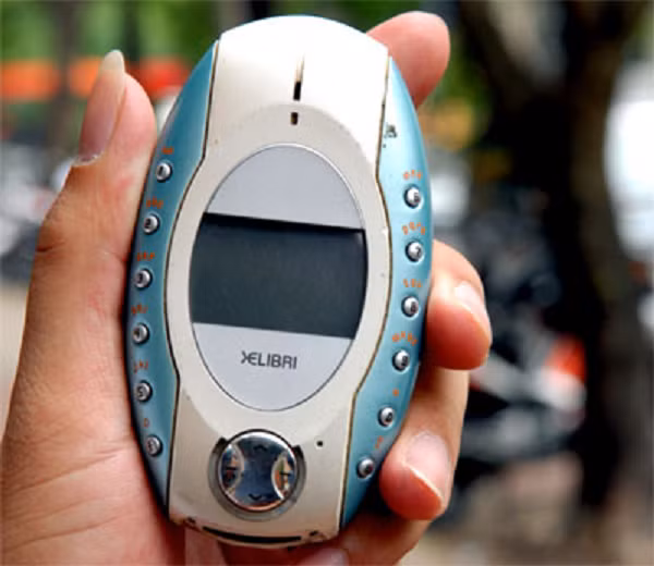 Điện thoại Siemens Xelibri 2 có ngoại hình giống như một quả trứng với phần màn hình nhỏ ở giữa cùng các phím cứng được bố trí hai bên. Thiết kế này khá độc đáo nhưng nó mang lại trải nghiệm rất tồi tệ khi sử dụng.