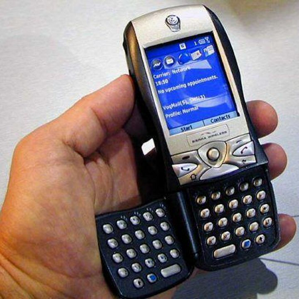 Điện thoại Sierra Wireless Voq Professional được phát hành vào năm 2004 với thiết kế bàn phím có thể mở ra để trở thành bàn phím QWERTY. Tuy nhiên, phần bàn phím này khá ọp ẹp, không mang lại cảm giác chắc chắn khi sử dụng.