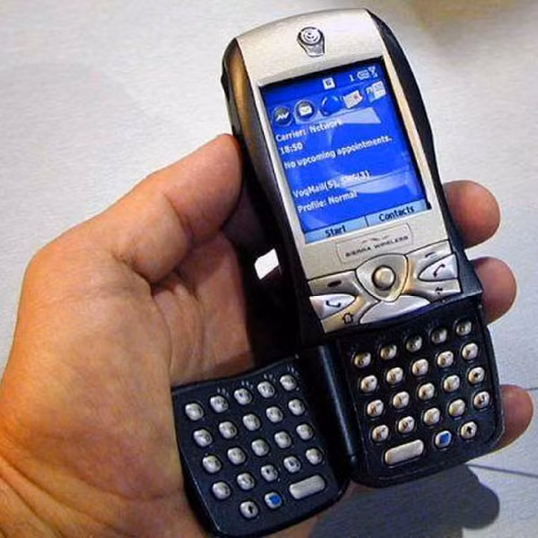 Điện thoại Sierra Wireless Voq Professional được phát hành vào năm 2004 với thiết kế bàn phím có thể mở ra để trở thành bàn phím QWERTY. Tuy nhiên, phần bàn phím này khá ọp ẹp, không mang lại cảm giác chắc chắn khi sử dụng.