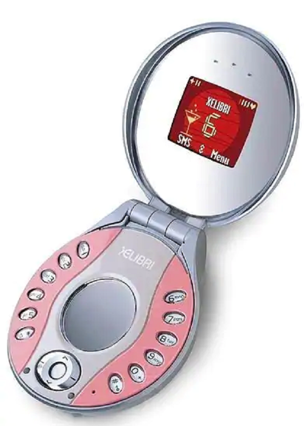 Tuy nhiên, bàn phím thiết kế không hợp lí và quá nhỏ khiến việc sử dụng chiếc máy này gặp nhiều khó khăn.