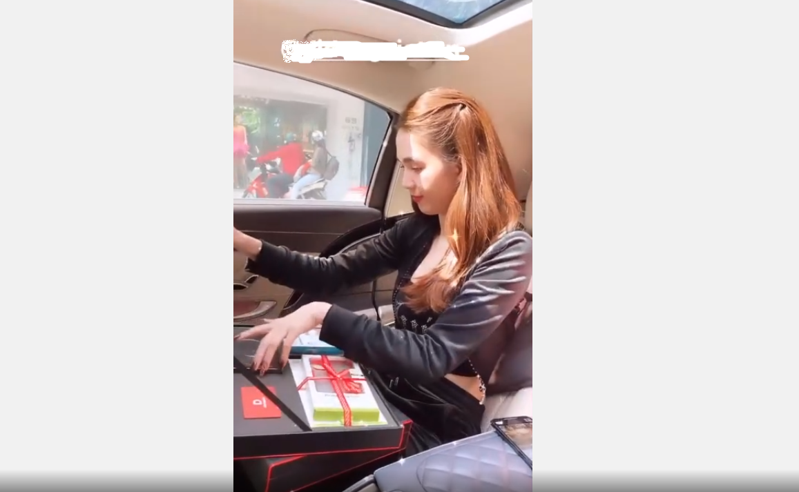 Ngọc Trinh không hổ danh là fan cuồng Apple khi đã nhanh tay tậu ngay hai chiếc iPhone 12 Pro Max.