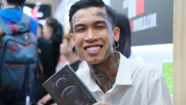 Dế Choắt vui vẻ khi được cầm trên tay iPhone 12 từ rất sớm.