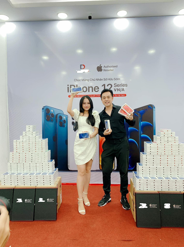 Cả hai đều không dấu được niềm vui khi cầm trên tay siêu phẩm đình đám nhà "táo khuyết".