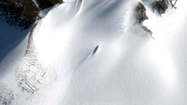 Một nhà săn lùng UFO trong quá trình dò sát Nam Cực qua vệ tinh Google Earth thì bất ngờ phát hiện ra một khối vật thể lạ trắng xóa dài tận 22km, có màu sắc trắng phau lạ thường, hình hài đặc biệt nằm dưới bề mặt Nam Cực. Tọa độ kiểm tra trên Google Maps: 80 ° 34'08.4 "S 30 ° 05'19.3" W