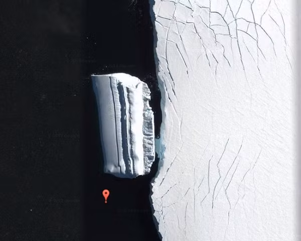 Nam Cực là hoang mạc trống trải hoang vu chỉ có băng và tuyết, nhưng các thợ săn UFO thường cho rằng lục địa này chứa nhiều căn cứ ngoài hành tinh. Nơi đây đóng vai trò như một địa điểm hoàn hảo để cất giấu phi thuyền cũng như xây dựng căn cứ vì không có người định cư. Tọa độ kiểm tra trên Google maps: 72 ° 43'13.53 "S 78 ° 40'21.56" W