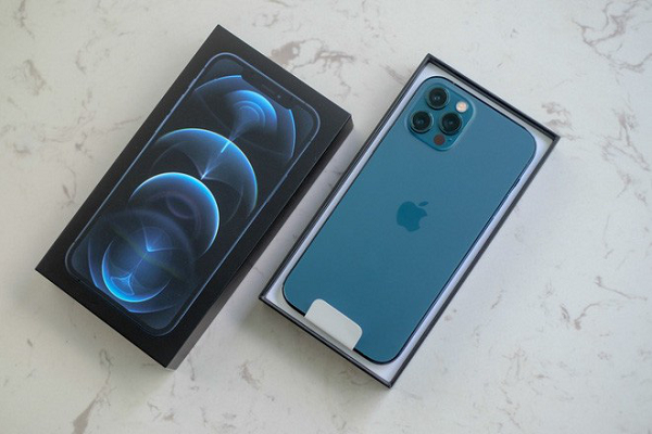 Nhiều người dùng cho biết màn hình khoá của iPhone 12 mini thường xuyên không nhận cảm ứng, không thể kích hoạt được camera, đèn pin hay vuốt trượt.