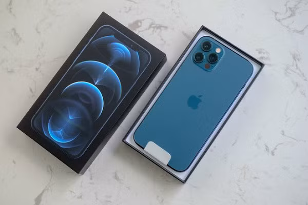 Nhiều người dùng cho biết màn hình khoá của iPhone 12 mini thường xuyên không nhận cảm ứng, không thể kích hoạt được camera, đèn pin hay vuốt trượt.