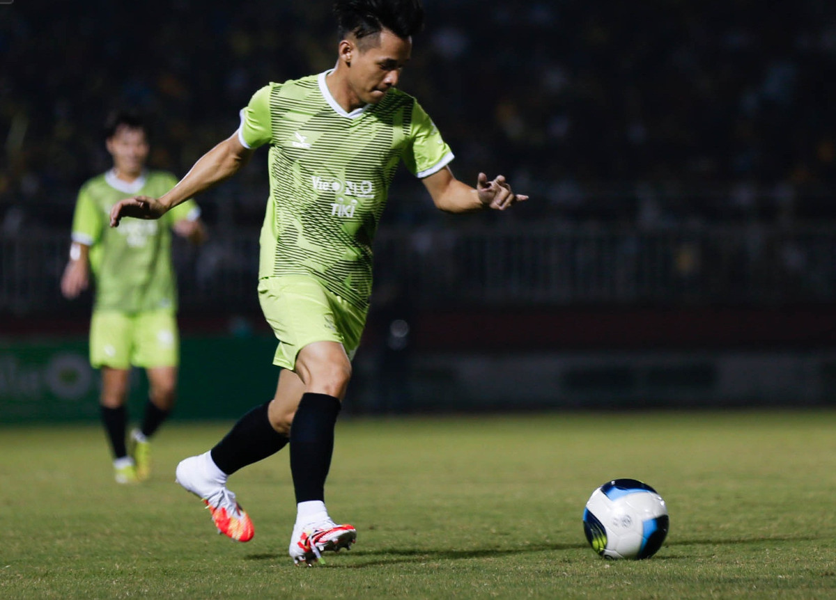 Trên sân, Độ Mixi tỏ ra khá ăn ý khi chơi cùng với Chris Phan.