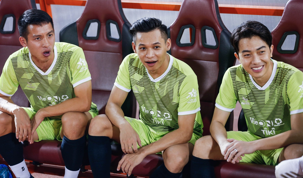 Tiền vệ Đỗ Hùng Dũng, Cris Phan và Độ Mixi cùng ngồi một chỗ để bàn chiến thuật cho trận bóng.