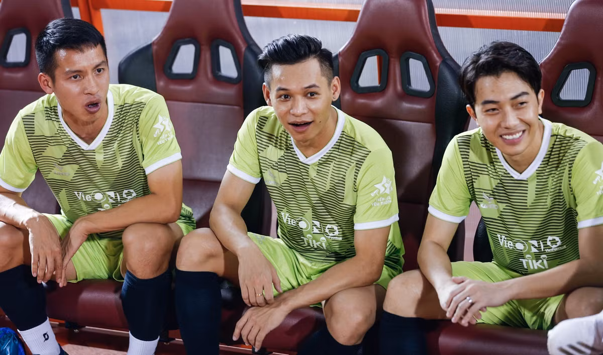Tiền vệ Đỗ Hùng Dũng, Cris Phan và Độ Mixi cùng ngồi một chỗ để bàn chiến thuật cho trận bóng.