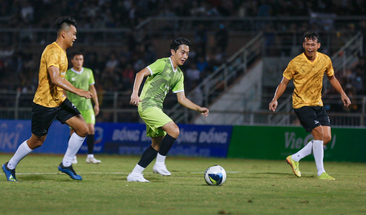 Hai anh chàng đã có những phút trình diễn hết mình trên sân dù thấm mệt.