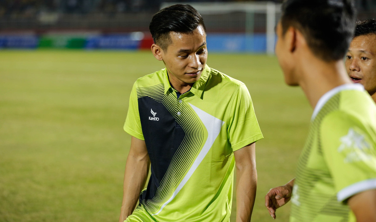 Cộng đồng mạng cho rằng dù rất nỗ lực để chơi trên sân nhưng biểu cảm của Độ Mixi vẫn mang đậm chất 'tấu hài' thường thấy.