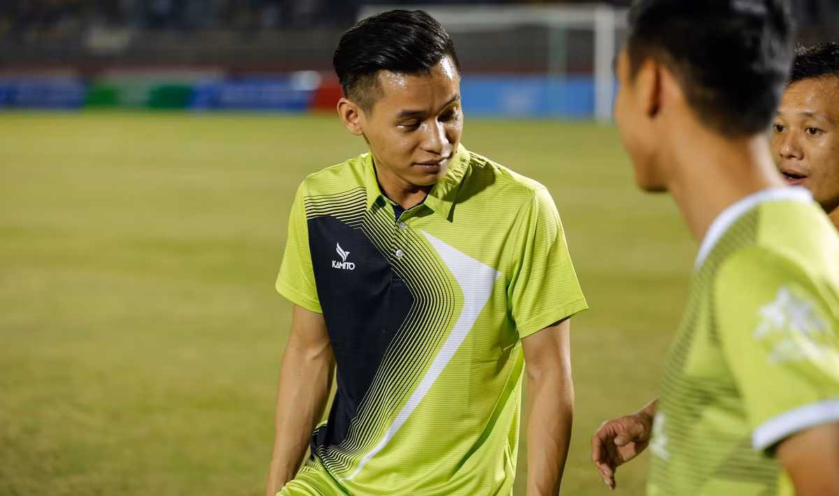 Cộng đồng mạng cho rằng dù rất nỗ lực để chơi trên sân nhưng biểu cảm của Độ Mixi vẫn mang đậm chất 'tấu hài' thường thấy.