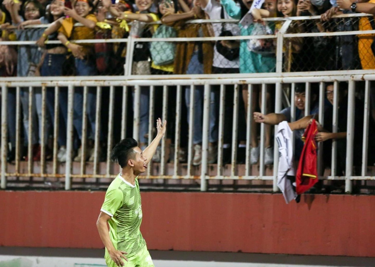 Trận đấu đặc biệt diễn ra trên sân Thống Nhất tối 11/11 với sự góp mặt của các ngôi sao bóng đá và nghệ sĩ Việt hội tụ trong trận cầu từ thiện nhằm kêu gọi quyên góp, ủng hộ và lan tỏa hướng về miền Trung.