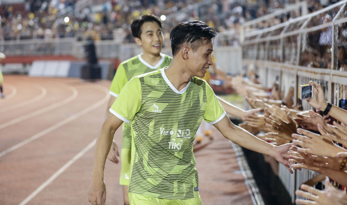 Độ Mixi hào hứng giao lưu với khán giả có mặt trên sân.