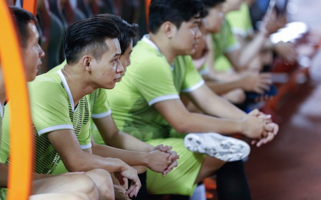 Trong khi đó, "đối thủ" là dàn tuyển thủ Việt Nam như Thành Lương, Quang Hải, Thành Chung, Văn Hậu, Đức Chinh, Tiến Linh, Quế Ngọc Hải, Bùi Tiến Dũng…