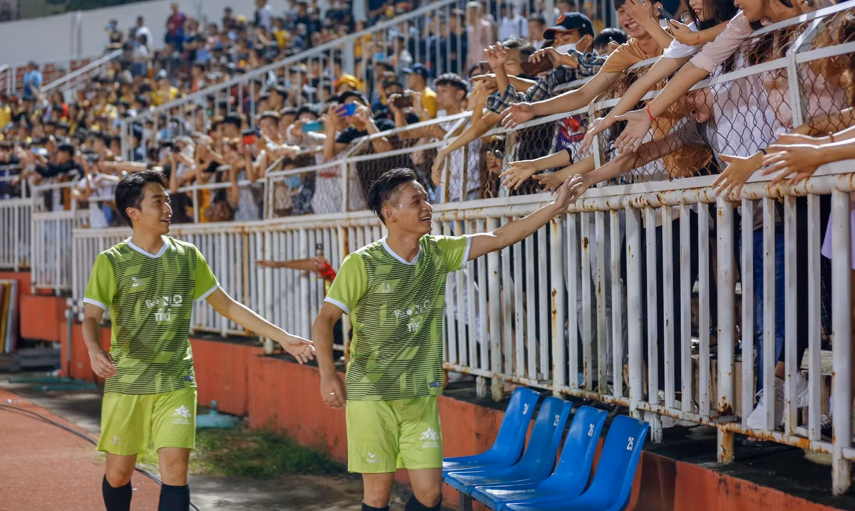 Trong trận cầu đặc biệt này, Tiếp lửa của Jack, Độ Mixi... hạ đẹp 5-3 Yêu thương của Quang Hải, Thành Lương... Nổi bật nhất là pha ghi bàn ấn định tỷ số 5-3 của Jack, khi giọng ca sở hữu nhiều bản hit này đánh bại... Hà Đức Chinh trong khung gỗ.