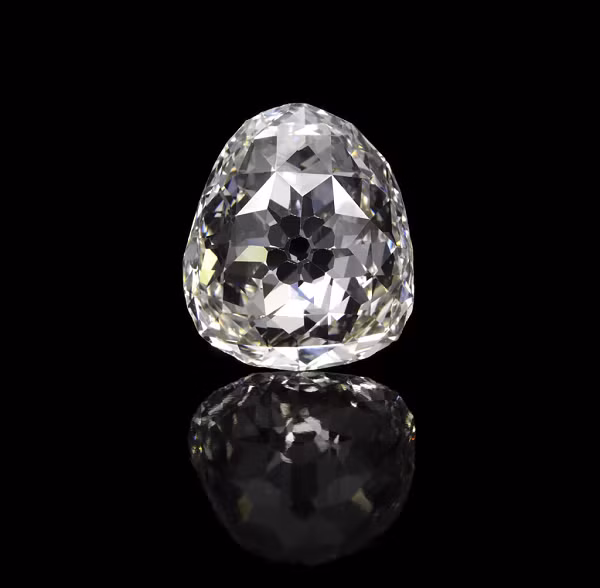 Sancy là viên kim cương nặng 55,23 carat (11,05g), có màu vàng nhạt và là viên kim cương đầu tiên được cắt với các mặt đối xứng. Tuy nhiên đến nay nó vẫn chưa được định giá.
