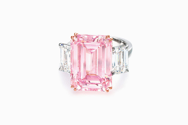 Viên kim cương Perfect Pink là viên kim cương hoàn hảo nhất trong số những viên kim cương màu hồng. Những người sành kim cương coi kim cương hồng là một trong những loại đá quý hoàn hảo nhất và Perfect Pink có giá lên tới 23,2 triệu USD.